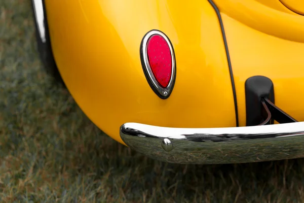 Cauda luz de um carro vintage amarelo — Fotografia de Stock