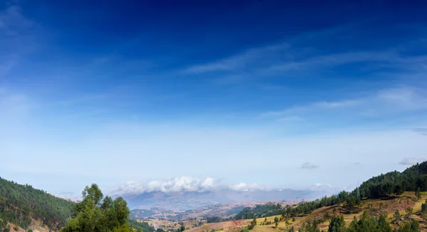 Montañas contra el cielo azul — Foto de Stock