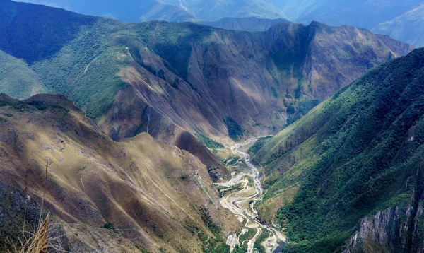 Urubamba rivier die stroomt door groene Andes — Stockfoto