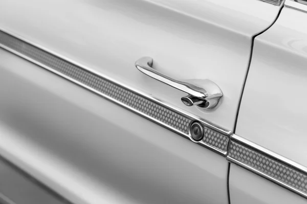Рукоятка двери белого автомобиля — стоковое фото
