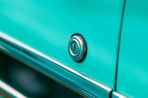 Sleutelgat van een turquoise automerk — Stockfoto