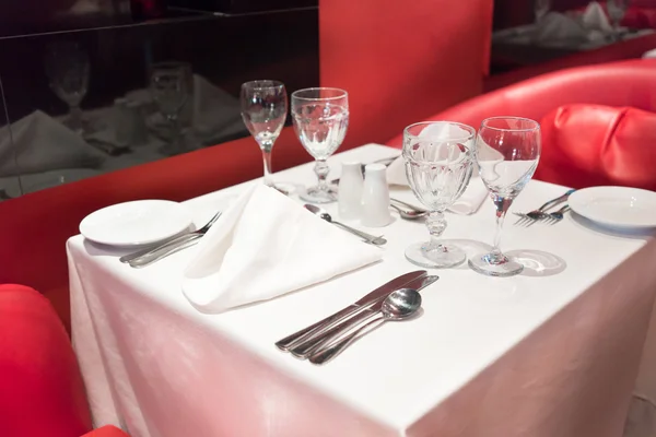 Apparecchiare la tavola in un ristorante — Foto Stock