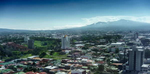 Cityscape com cordilheira no fundo — Fotografia de Stock