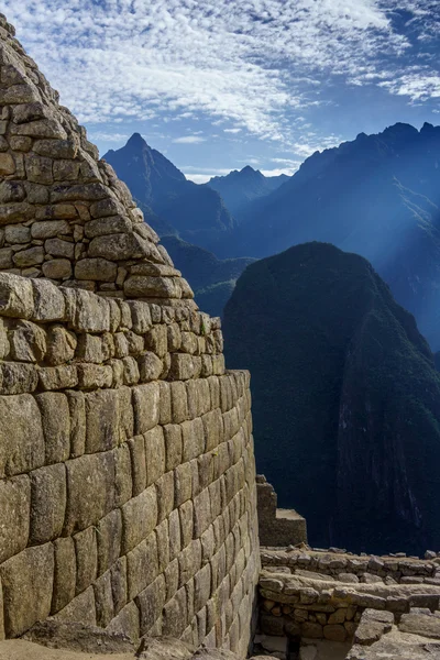 Mur de pierre avec des montagnes en arrière-plan — Photo