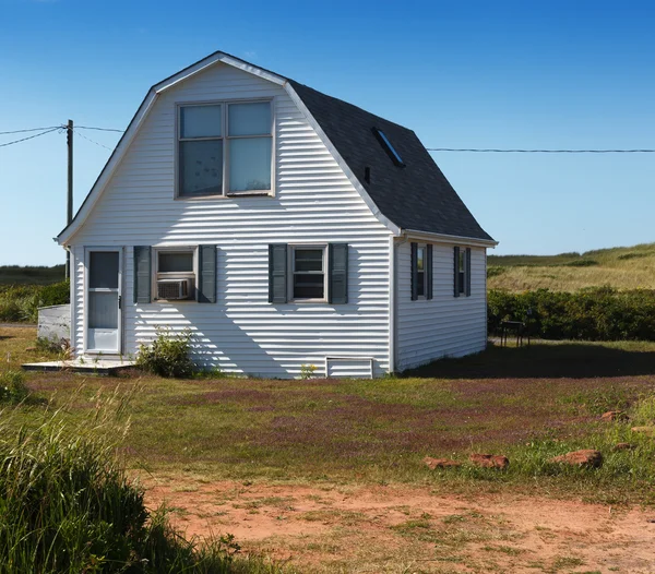 Wooden farmhouse on field — Stock Photo, Image