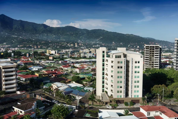 Paisaje urbano con cordillera de fondo —  Fotos de Stock