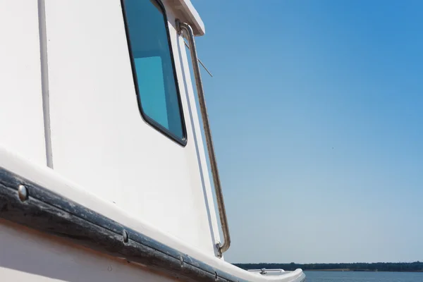 Yacht i havet mot klar himmel — Stockfoto