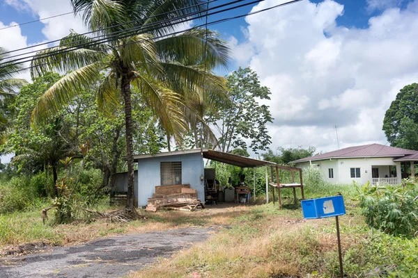 Remise et maison dans village contre ciel nuageux — Photo