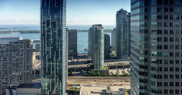 Rascacielos en Toronto ciudad contra el cielo — Foto de Stock