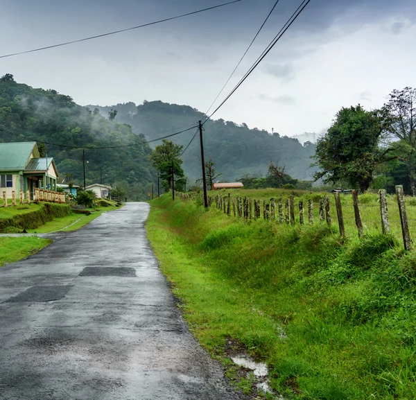 Strada vuota che attraversa il paesaggio — Foto Stock