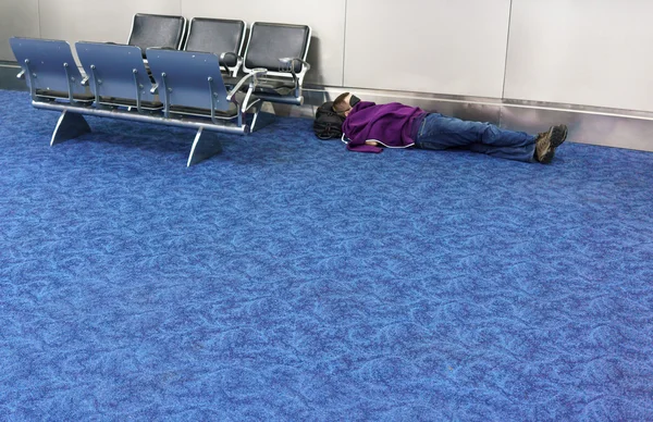 Niño durmiendo en el suelo de en el aeropuerto — Foto de Stock