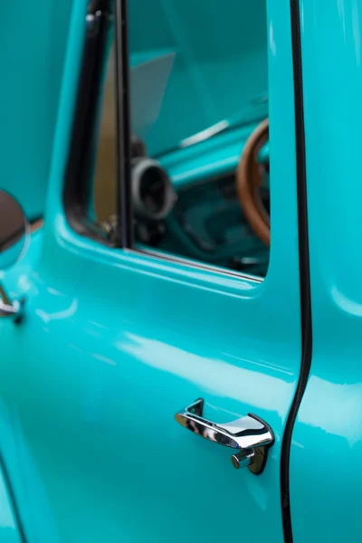 Auto handvat van een blauwe vintage oldtimer — Stockfoto