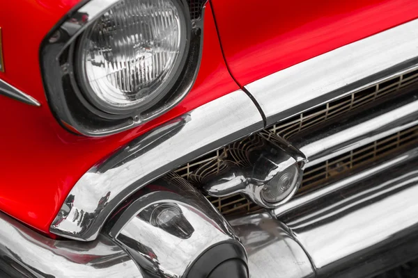 Left headlight of a red vintage car — Stock Photo, Image