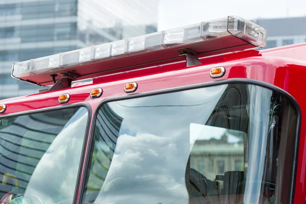 Caminhão de bombeiros com luzes de emergência — Fotografia de Stock