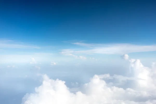 Pluizige wolken in blauwe lucht — Stockfoto