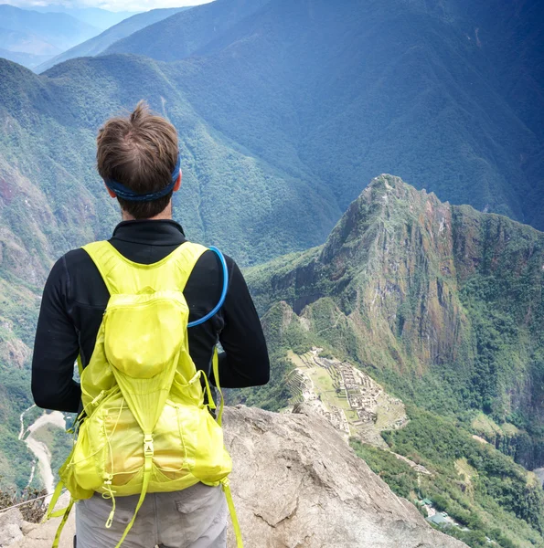 Turista olhando para a montanha — Fotografia de Stock