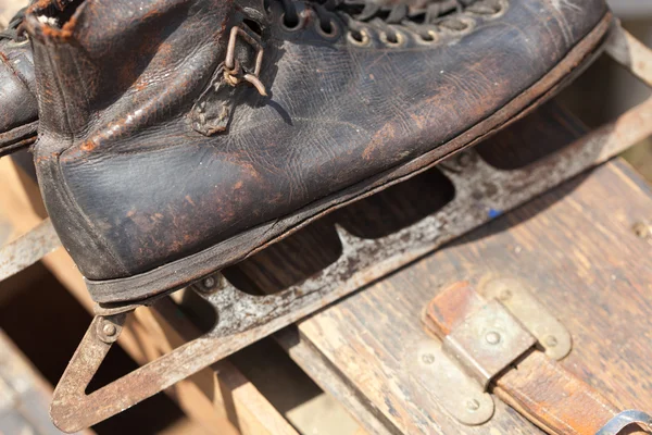 Oude skischoenen te koop — Stockfoto