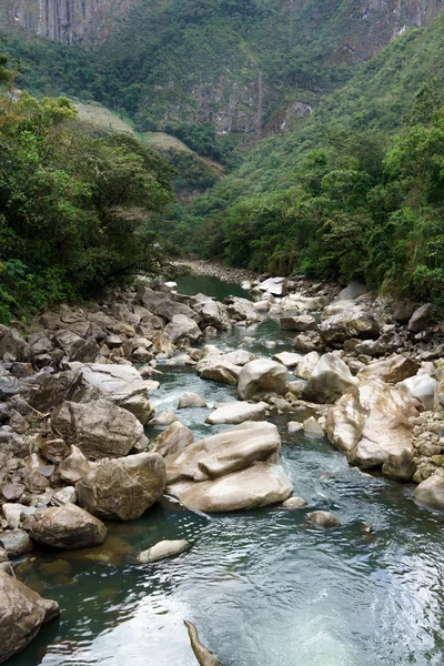 Río que pasa por la montaña —  Fotos de Stock
