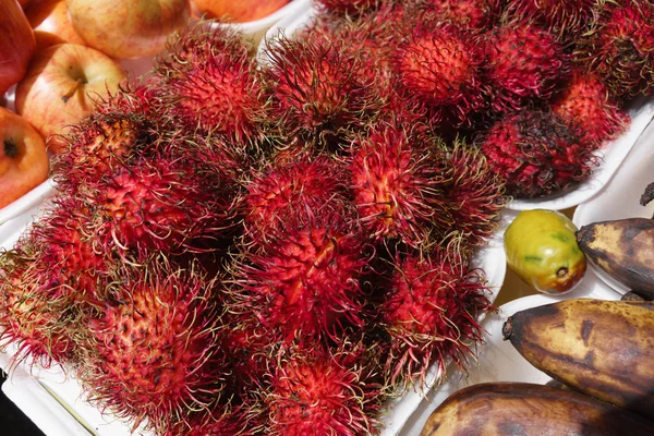 Rambutanes frescos en el puesto de mercado — Foto de Stock