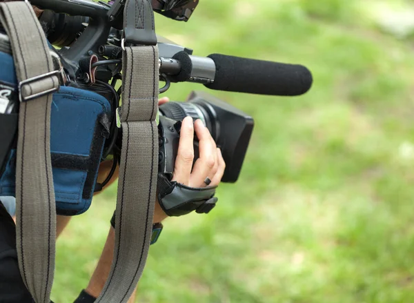 Mannenhand bedrijf videocamera — Stockfoto