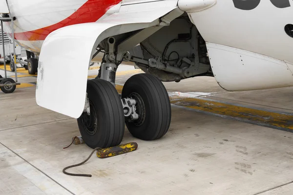 Wheel chocks deployed on an airplane's landing gear — Stock Photo, Image