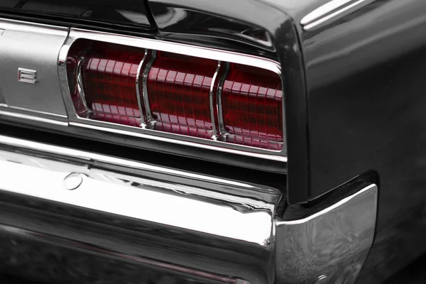 Lumini de coadă ale unei mașini clasice de epocă gri — Fotografie, imagine de stoc