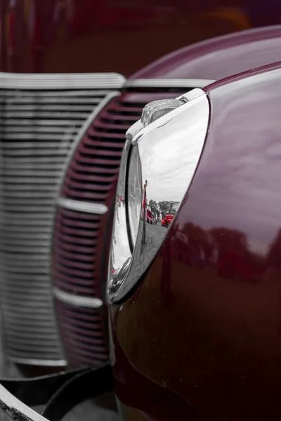 Headlight of a shiny classic vintage car — Stock Photo, Image