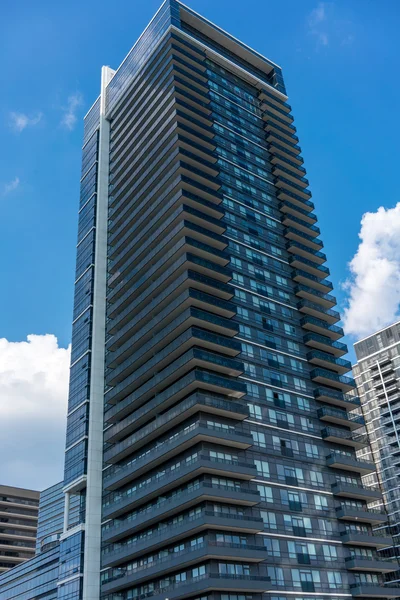 Ofis gökyüzü karşı Binası — Stok fotoğraf