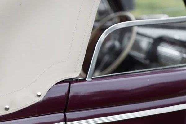 Window of purple convertible vintage car — Stock Photo, Image