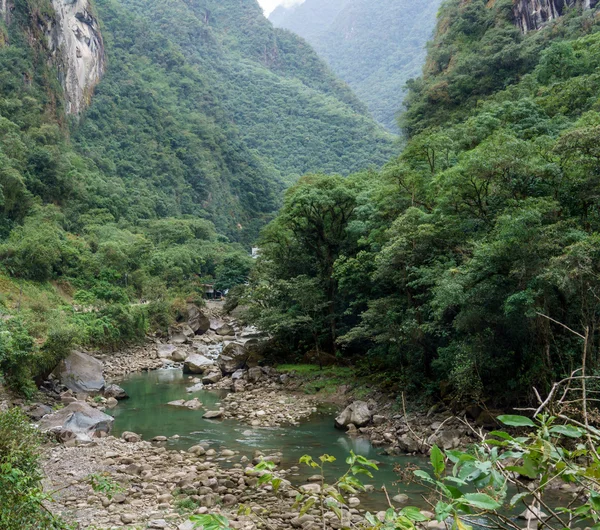 Rivière traversant la montagne — Photo