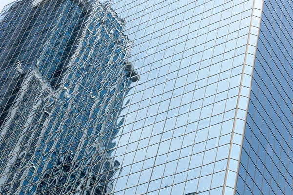 Reflektion av i moderna glasbyggnad — Stockfoto