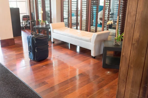 Luggage in luxury hotel room — Stock Photo, Image