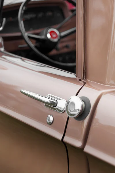 Auto handvat van een bruin vintage auto — Stockfoto
