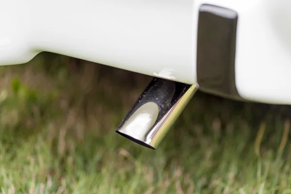 Tubo de escape de un coche vintage blanco — Foto de Stock