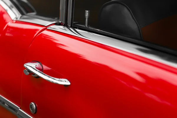 Perno de cerradura de puerta de coche de un coche vintage rojo —  Fotos de Stock