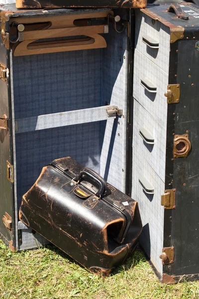 Valises antiques à vendre au marché aux puces — Photo