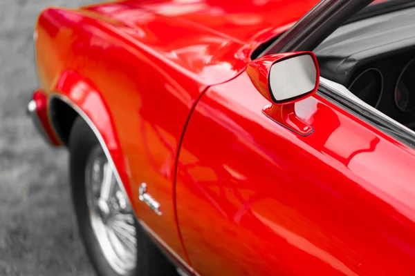 Skrzydło lustro czerwony samochód starodawny — Zdjęcie stockowe