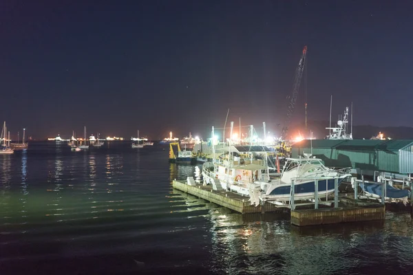 Barche di lusso e yacht ormeggiati nel porto — Foto Stock