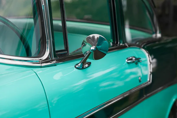 Espejo de ala de un coche vintage turquesa — Foto de Stock