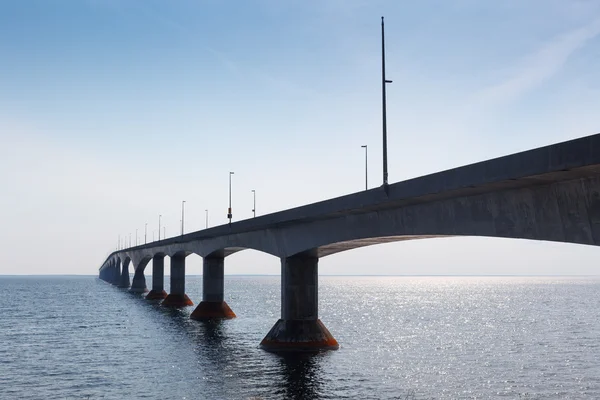 Confederation Bridge met heldere hemel — Stockfoto