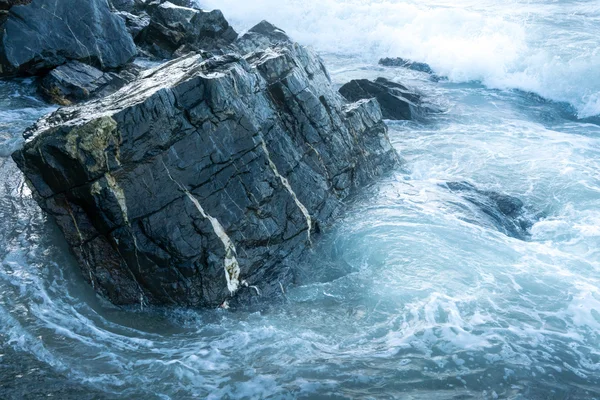 Хвилі, що ламаються на скелях на узбережжі — стокове фото