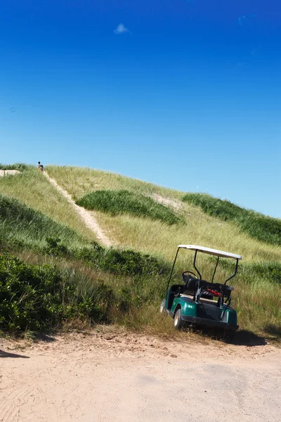 Wózek golfowy zaparkowany na pole golfowe — Zdjęcie stockowe