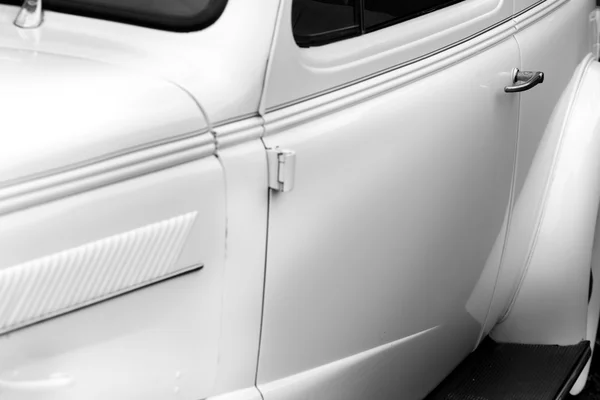 Poignée de voiture d'une voiture vintage blanche — Photo