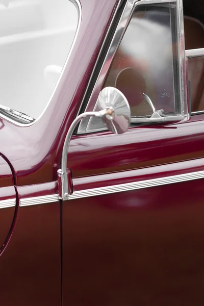 Wing mirror of a classic vintage car — Stock Photo, Image