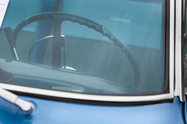 Steering wheel of a blue vintage car — Stock Photo, Image