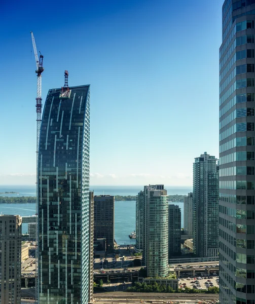 L Turm in der Stadt gegen den Himmel — Stockfoto