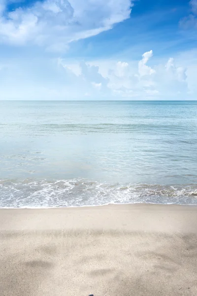 Pemandangan laut terhadap langit berawan — Stok Foto