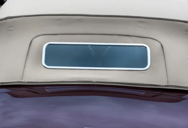 Παράθυρο του ένα μοβ κλασική εκλεκτής ποιότητας αυτοκίνητο — Φωτογραφία Αρχείου