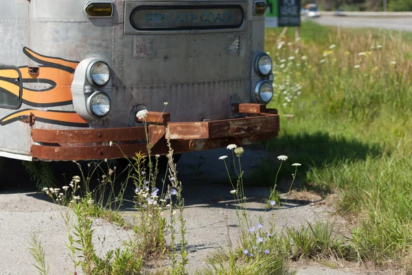 Carrinha abandonada na estrada — Fotografia de Stock