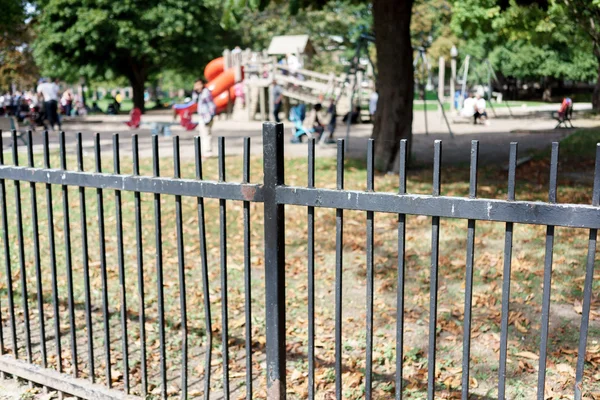 Aire de jeux vue à travers la clôture — Photo